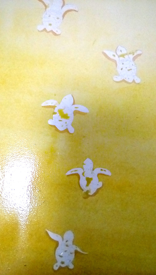 基本となる色を筆で塗ります