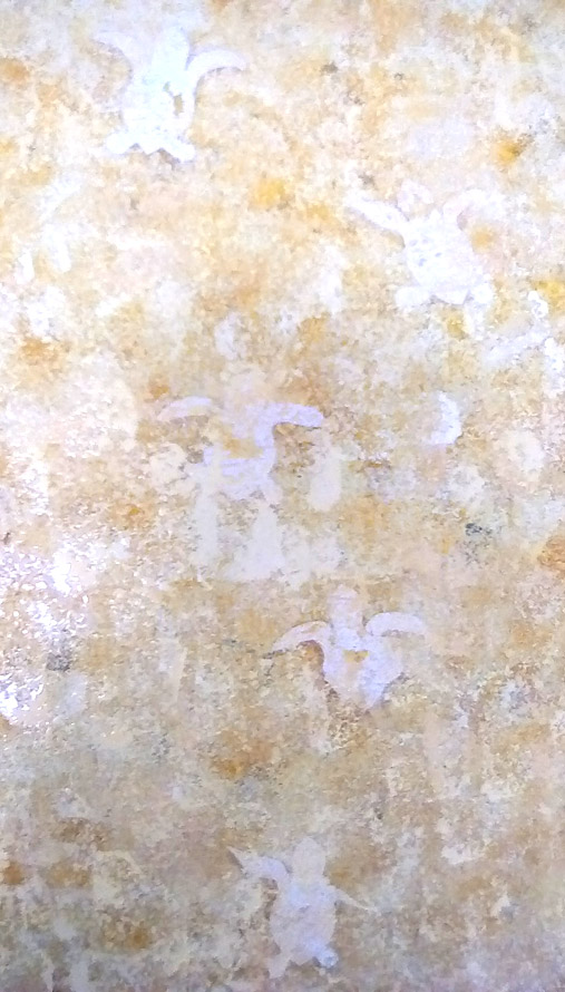 白い砂浜を思い出して、絵に向き合う